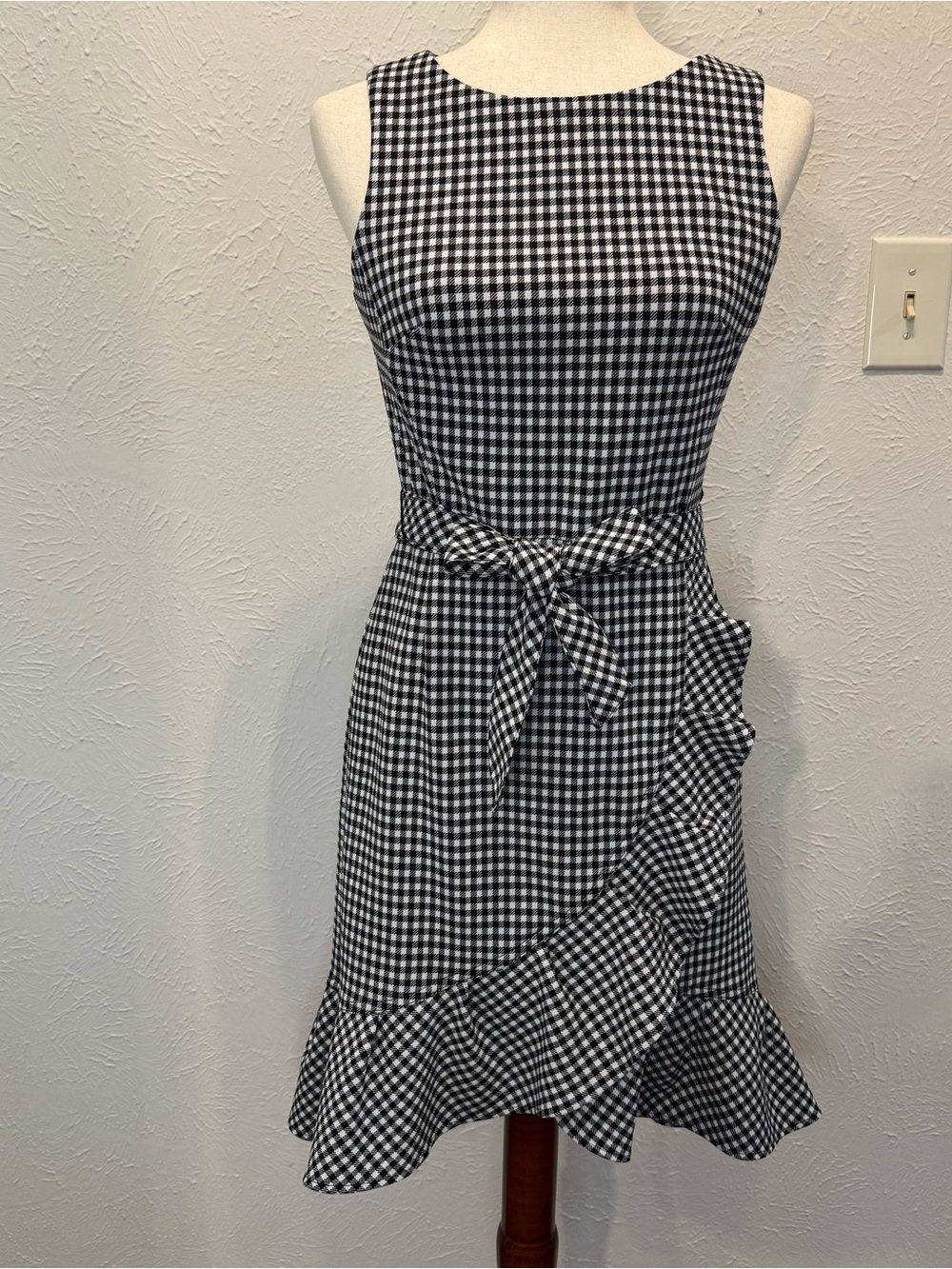 Calvin Klein Black & White Gingham Ruffle Front Sleeveless Dress Size 2